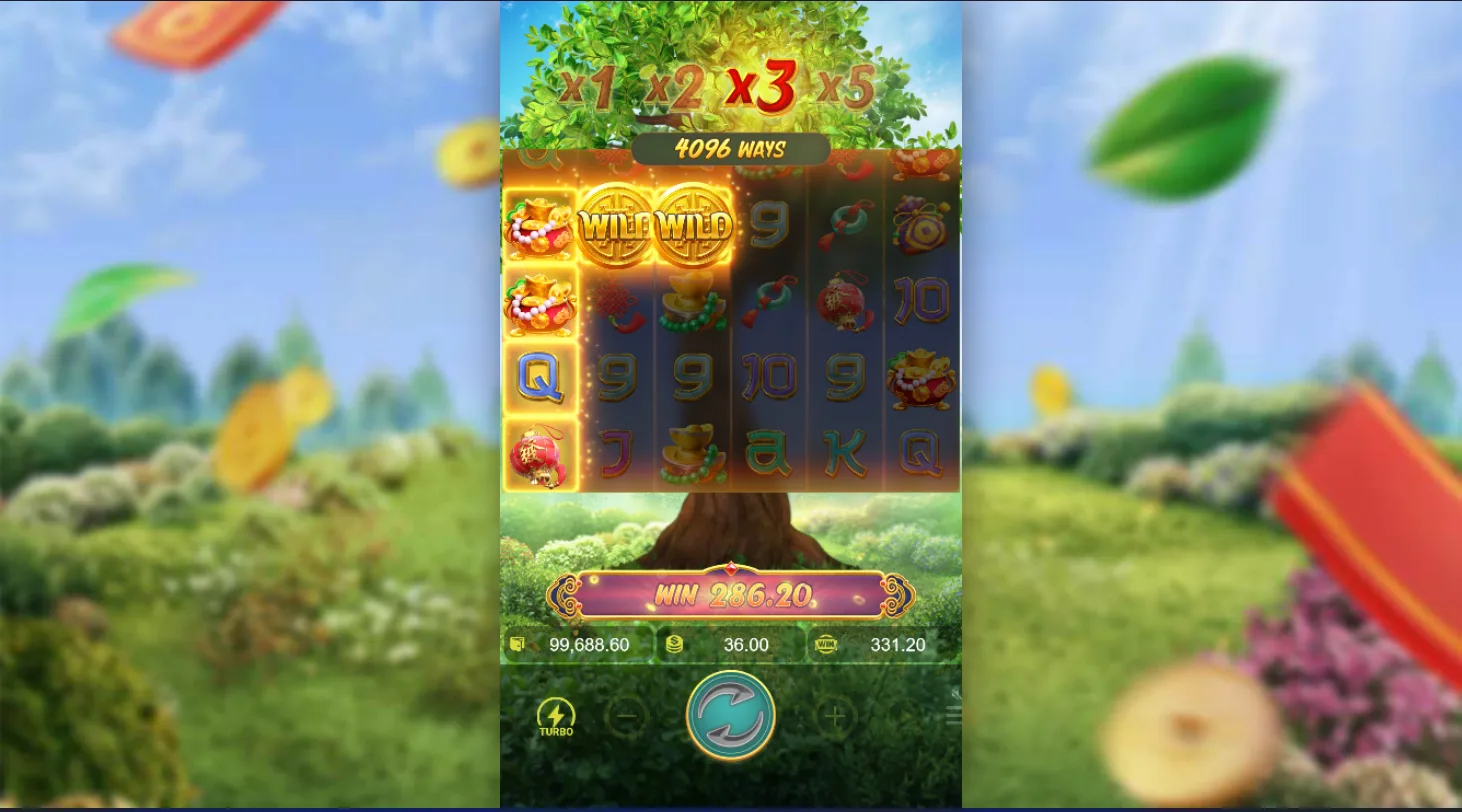 Tela do jogo Fortune Tree Slot mostrando 6 cilindros e 4 linhas com multiplicadores crescentes e cumulativos (x1, x2, x3, x5) na parte superior. A imagem destaca símbolos wilds expansíveis e uma cascata de símbolos após cada rodada vencedora. O jogo possui funcionalidade de giros automáticos de até 1.000 rodadas e modo turbo para maior dinamismo. O design é vibrante, com uma árvore central em um fundo verde exuberante, representando prosperidade e riqueza.